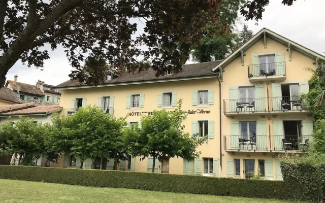 La Riviera Victoria