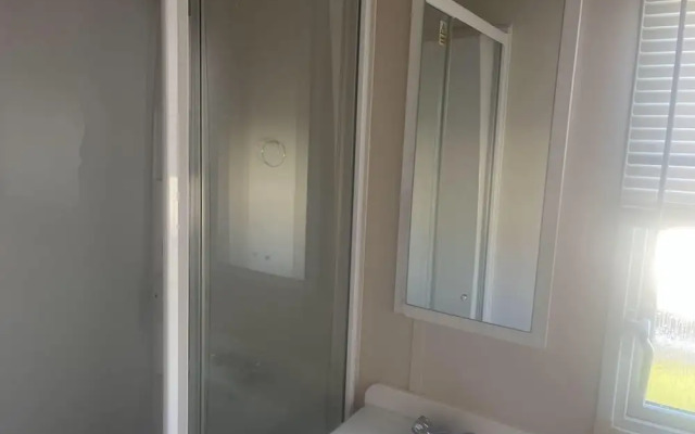 2 Bedroom Pet Free Caravan and Decking Free Wifi