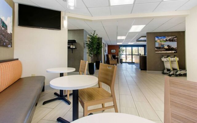 Country Hearth Inn & Suites - Columbia