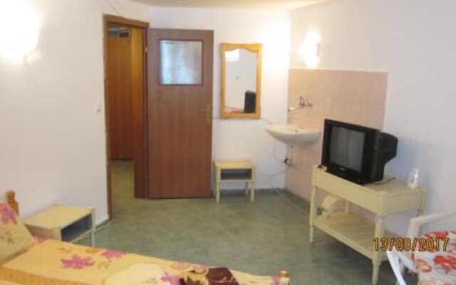 Low-cost rooms 50m from the beach!
