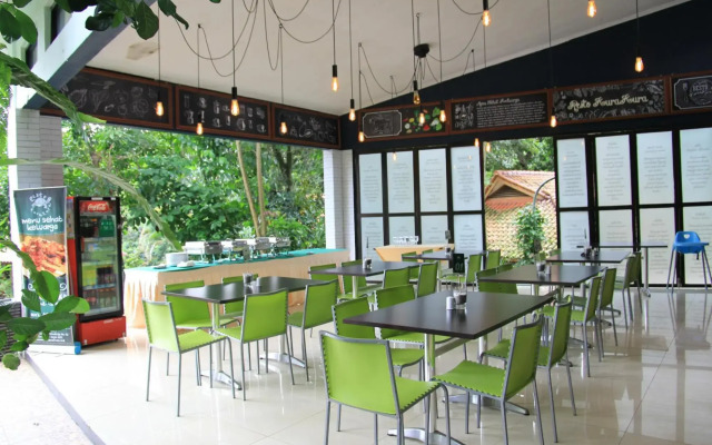 RedDoorz Resort @ Cimahpar Bogor