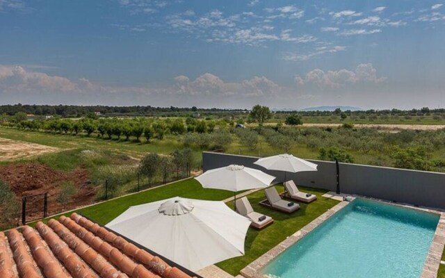 Magnificant 5 Stone Villa Royal