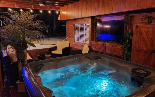 Palm's Luxury Suite with Private Jacuzzi