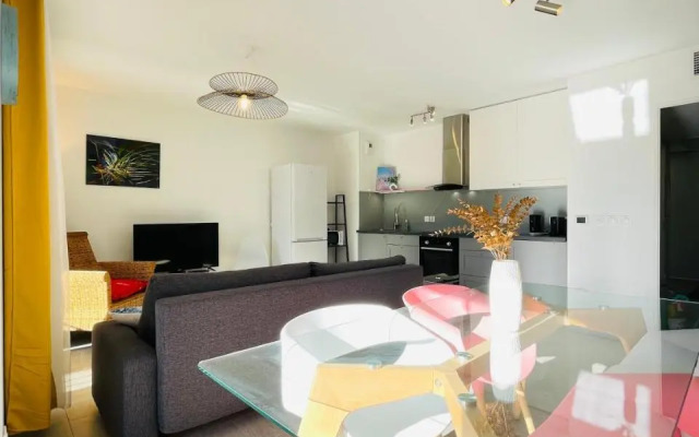 Antibes Old Center Charming Brand New Apartment