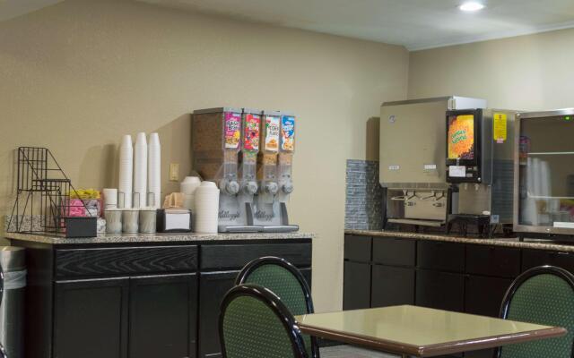Red Roof Inn & Suites Lexington - Hamburg