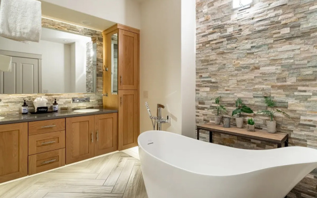 Rooftop Deck Walk to River Downtown Fire pit