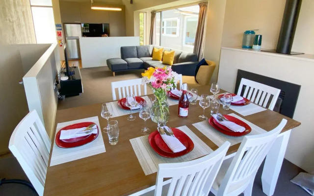 Tekau - Modern holiday apartment with lakeview