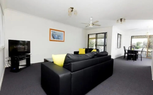 Lake House on Elouera