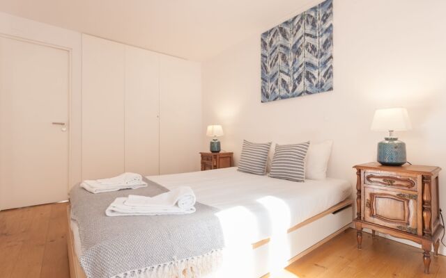 Moniz Blue One-Bedroom Apartment - by LU Holidays