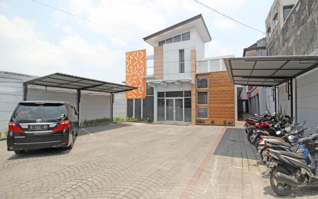 RedDoorz near Hartono Mall 3