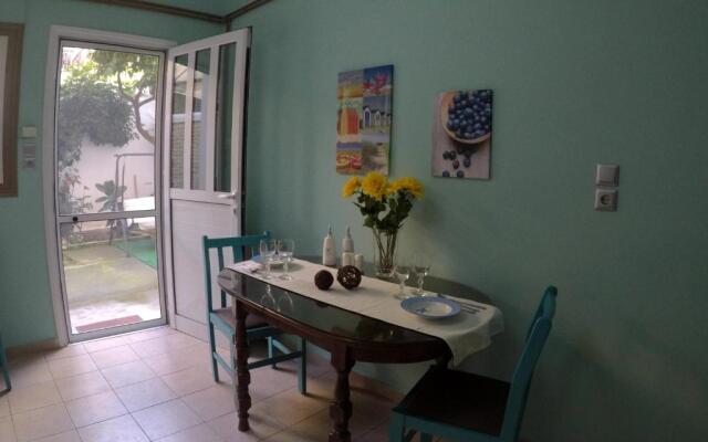 73sq Apt near Athens and Piraeus port with backyard