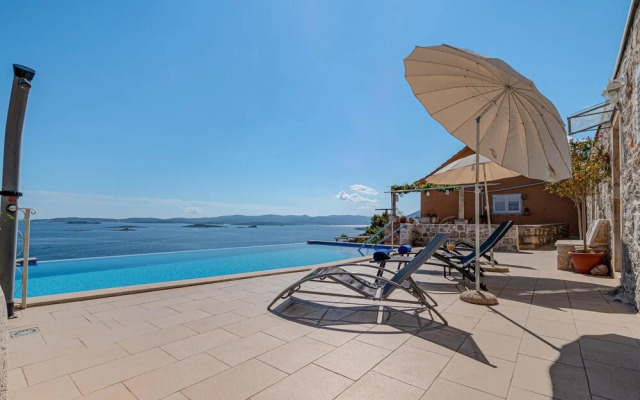 Beautiful Home in Mokalo With Wifi and 2 Bedrooms