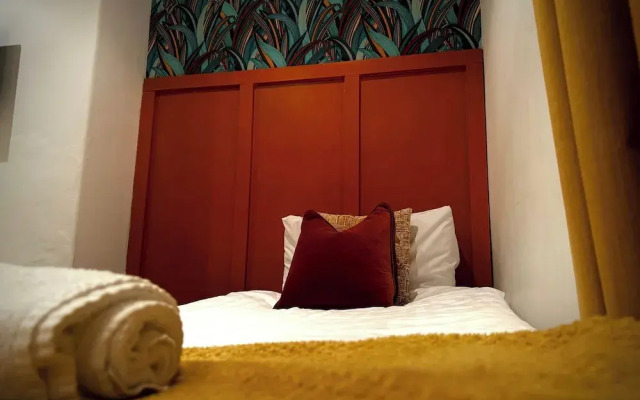Sleeps10-parking-garden-hottub-petfriendly