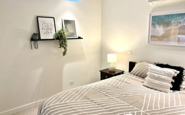 Readyset Apartment on Emerald