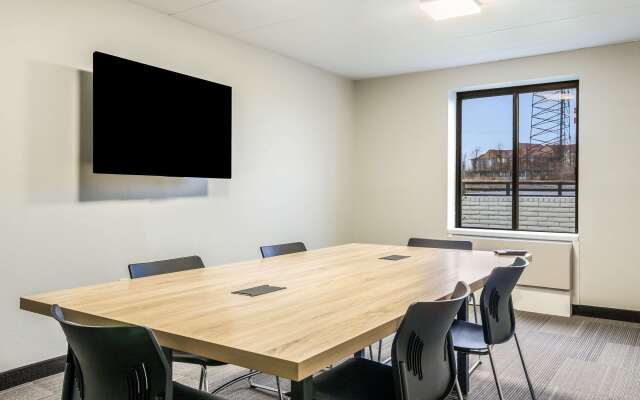 Clarion Pointe Richmond North near University