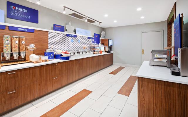 Holiday Inn Express & Suites Clovis-Fresno Area by IHG