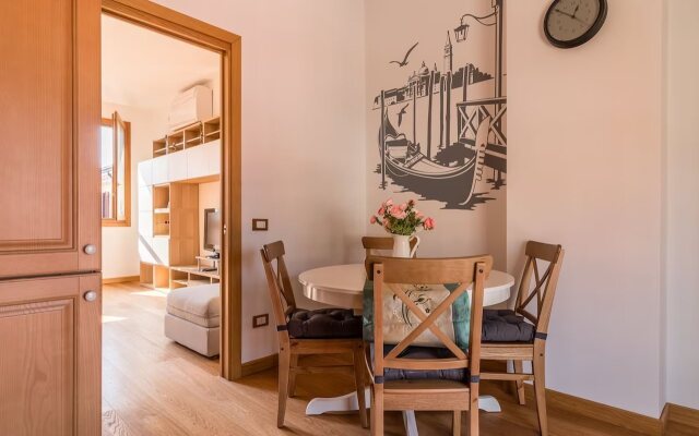 Sunny Canal View in Venice Chic Movida