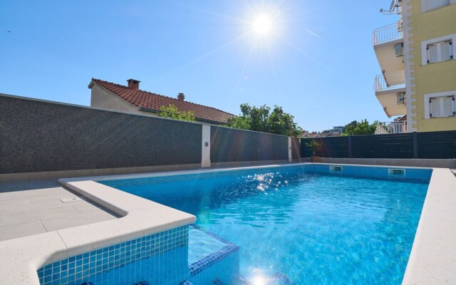 M&M Holiday House with a Pool by Litto