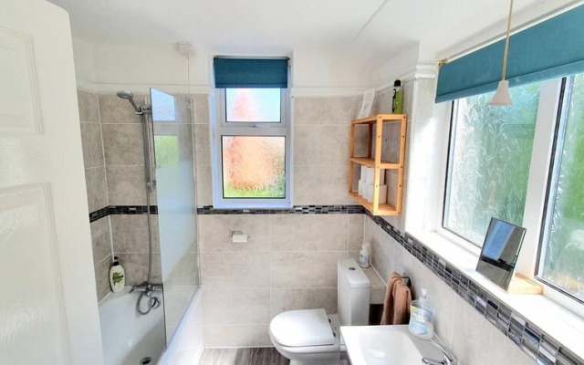 3-bed House With Superfast Wi-fi, DW Lettings 15vr