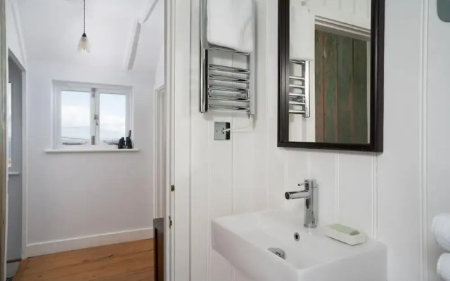 Seaview-2br-sleeps5-cottage-fastwifi-woodburner