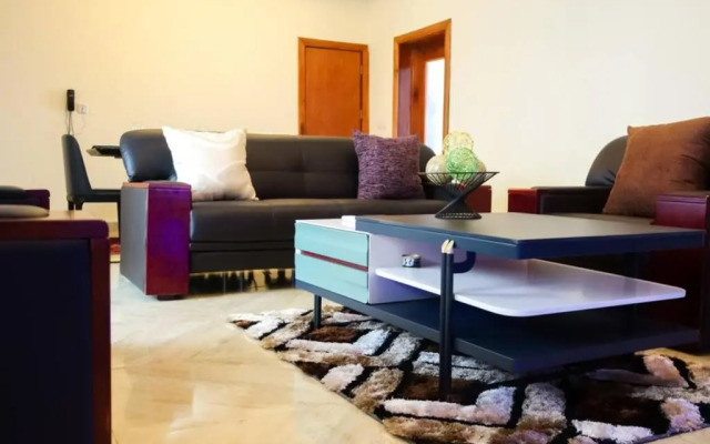 Stiyos Shortlet homes- Tastefully Furnished 3 Bedroom