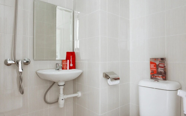 RedDoorz Near Universitas Surabaya