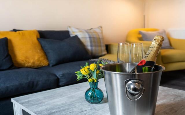 Queens Townhouse - 3 Bedrooms - Pets - Parking