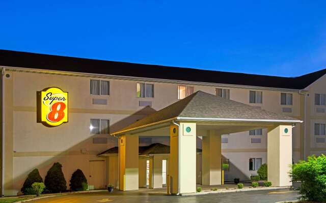 Super 8 by Wyndham Pontoon Beach IL/St. Louis MO Area