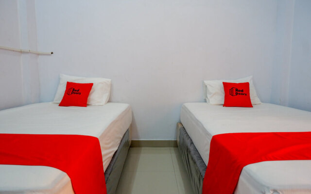 RedDoorz near STIKES Toraja