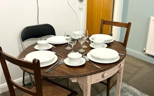 Modern Central Edwardian Apartment 4pp Private Ent