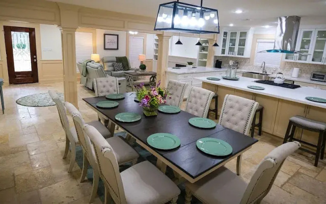 5Bdrm 3.5Bath 12Beds - HOME BIG AS TEXAS