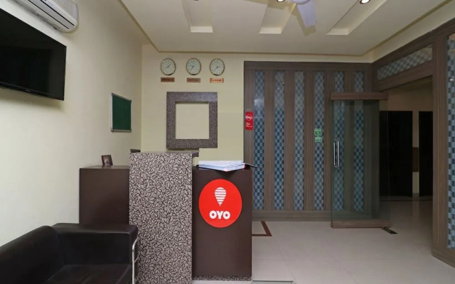 OYO 389 Hotel Applee Inn