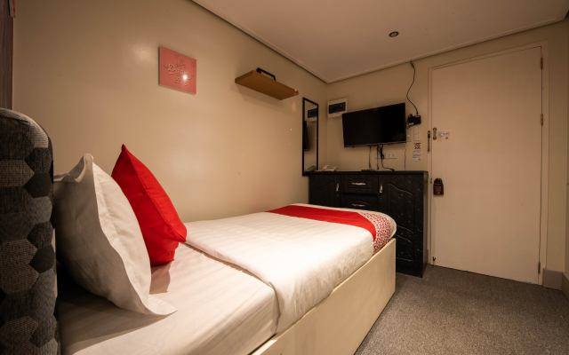 OYO 492 Sunset View Ridge Residences