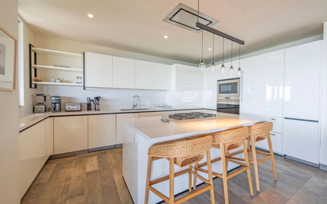 Sunny Vacation Condo 8