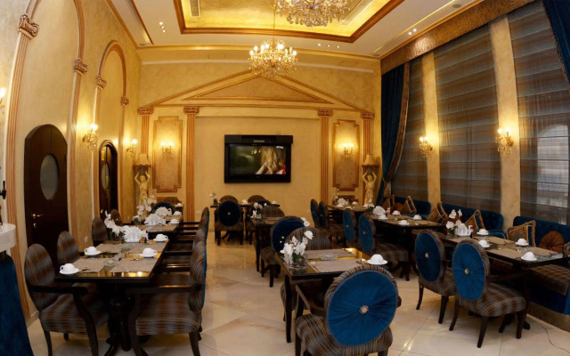Queen's Suite Hotel