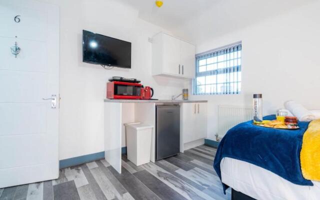 Modern, stylish studio with Netflix