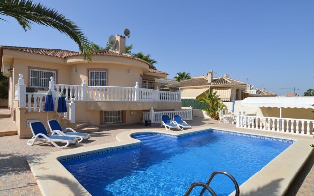 Large Villa With Private Pool and Five Bedrooms in Benijofar