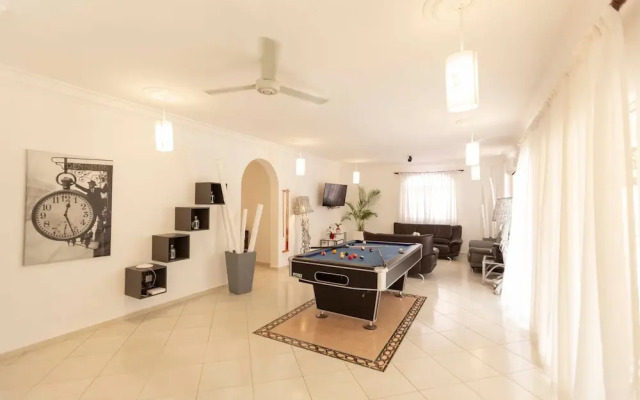 Private 6 Bedroom Villa Great for Parties