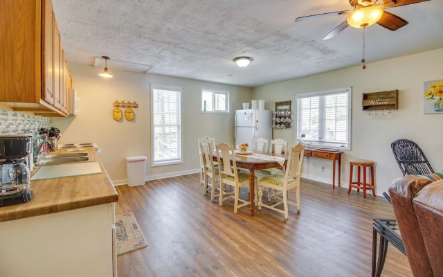 Homey Luray Cabin w/ Fire Pit & Deck!