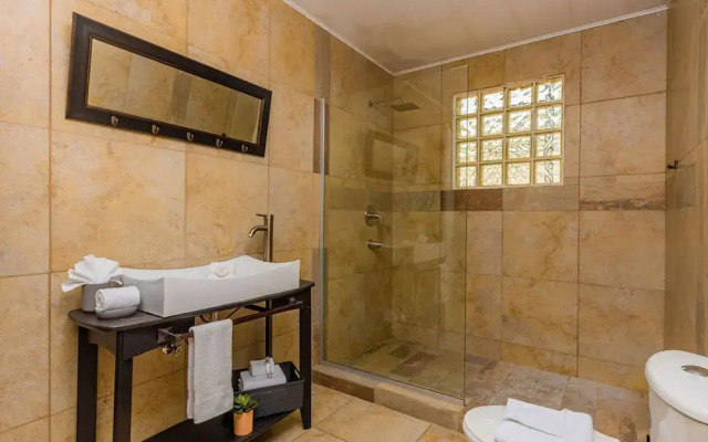 Beautiful 4BR 3BA Villa w Private Pool Jacuzzi