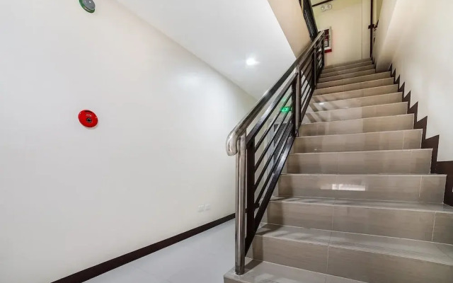 OYO 256 Sakura Suites