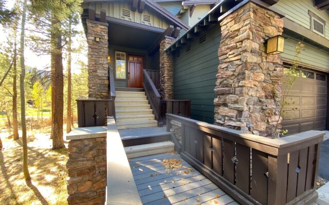 Timbers 15 Private Hot Tub, 2 Car Garage, Washer Dryer, Large Townhouse by RedAwning