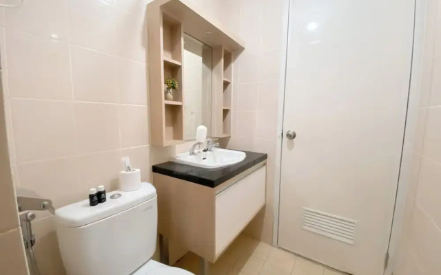 Strategic 2Br Apartment With Pool View At Parahyangan Residence