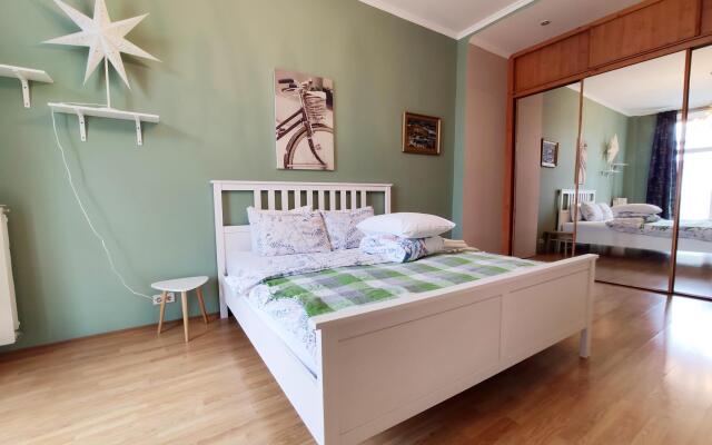 Tverskaya Street (Тверская Стрит) на улице 1-ая Тверская-Ямская