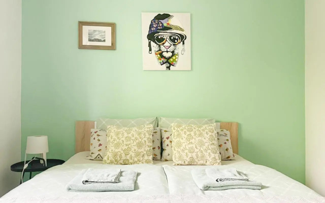 Deerwood-2-Storey Garden Apartment with Castle view Balcony