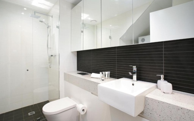New York on Riley - Split-Level Executive 2BR Darlinghurst Apartment with a New York Feel – Bathroom – Sydney