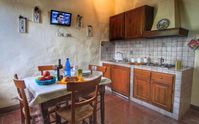 Apartment in a farmhouse with swimming pool
