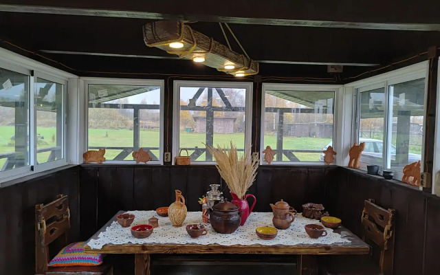 Дом с баней и пирсом на берегу пруда