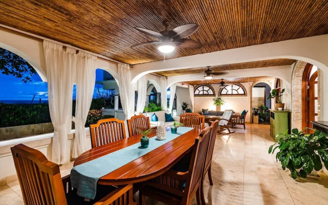 Luxury Beachfront 5 Bedroom Villa on Famous Beach