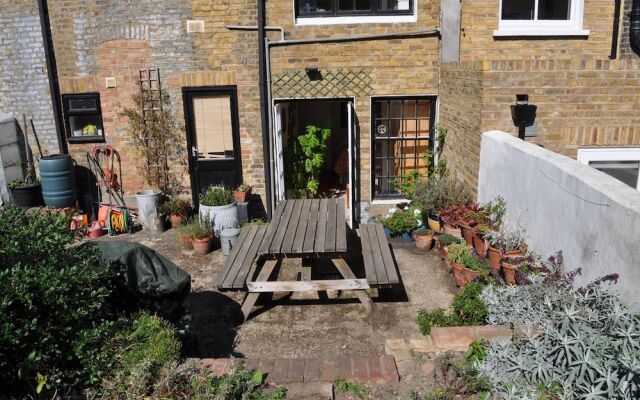 2 Bedroom Apartment With Garden in Hackney